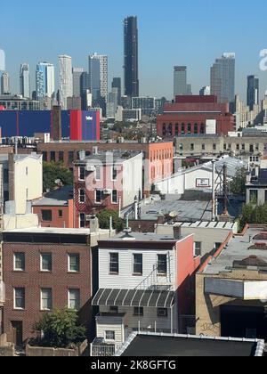 Vue sur l'ancien quartier de Carroll Gardens avec les gratte-ciels de « New Brooklyn » en arrière-plan. Banque D'Images