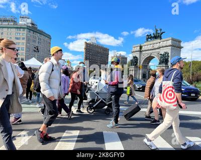 Passage de côté animé à Grand Army Plaza lors d'un week-end près du marché agricole de Brooklyn, New York. Les soldats et les marins Memorial Arch en arrière-plan. Banque D'Images