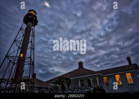 Le ciel de la fin de la soirée prend une teinte bleue derrière le phare de Sanibel et Keeper’s House avant l’ouragan Ian sur l’île de Sanibel en Floride. Banque D'Images