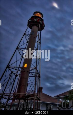 Le ciel en fin de soirée prend une teinte bleu foncé derrière le phare de Sanibel et Keeper’s House avant l’ouragan Ian sur l’île de Sanibel en Floride. Banque D'Images