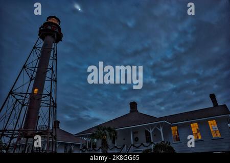 Le ciel en fin de soirée prend une teinte bleu foncé derrière le phare de Sanibel et Keeper’s House avant l’ouragan Ian sur l’île de Sanibel en Floride. Banque D'Images