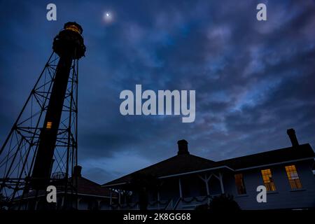 Le ciel en fin de soirée prend une teinte bleu foncé derrière le phare de Sanibel et Keeper’s House avant l’ouragan Ian sur l’île de Sanibel en Floride. Banque D'Images