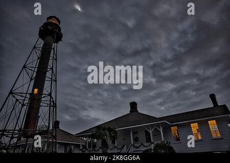 Le ciel de la fin de la soirée prend une teinte grise derrière le phare de Sanibel et Keeper’s House avant l’ouragan Ian sur l’île de Sanibel en Floride. Banque D'Images