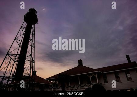 Le ciel du crépuscule prend une teinte violette derrière le phare de Sanibel et Keeper’s House avant l’ouragan Ian sur l’île de Sanibel en Floride. Banque D'Images