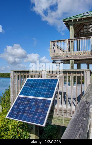 Panneau solaire sur la tour d'observation le long de Wildness Road à la réserve naturelle nationale de Darling avant l'ouragan Ian sur l'île de Sanibel en Floride. Banque D'Images