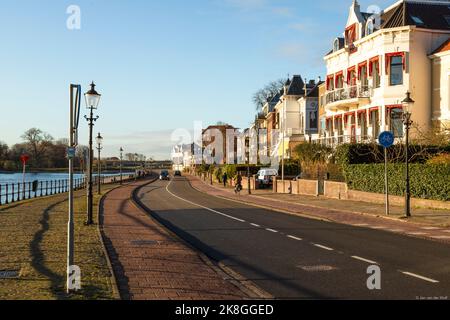 Maisons majestueuses le long de la rivière IJssel dans la ville de Deventer. Banque D'Images