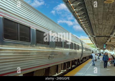 Un train Amtrak monte à la station historique Seaboard Air Line Station, à West Palm Beach, en Floride. Banque D'Images