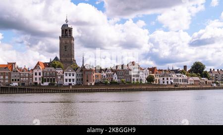 Vue depuis la rivière IJssel, sur l'une des plus anciennes villes des pays-Bas Banque D'Images