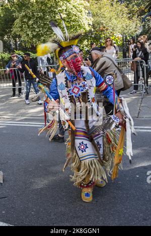 Le premier défilé annuel de la Journée des peuples autochtones des Amériques a eu lieu à New York le 15 octobre 2022. Banque D'Images