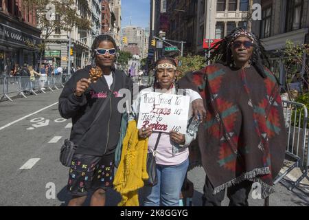 Le premier défilé annuel de la Journée des peuples autochtones des Amériques a eu lieu à New York le 15 octobre 2022. Banque D'Images