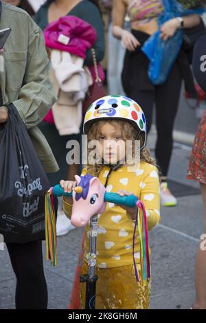 Enfant regarde sa première parade annuelle des peuples autochtones des Amériques à New York le 15 octobre 2022 Banque D'Images