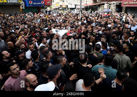 Naplouse, Cisjordanie, Palestine. 23rd octobre 2022. Naplouse, Cisjordanie, Palestine. 23 octobre 2022. Des milliers de boureurs assistent aux funérailles de Tamer al-Kilani, tué dimanche dans une explosion prétendument ciblée dans la vieille ville de Naplouse. Tamer al-Kilani était l'un des dirigeants de la Den du Lion, un groupe armé palestinien récemment établi, centré dans la ville de Naplouse, en Cisjordanie. Crédit : ZUMA Press, Inc./Alay Live News Banque D'Images