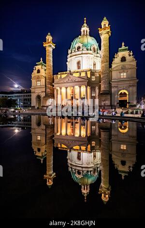 Karlskirche à Vienne (église Saint-Charles à Vienne) à l'heure bleue Banque D'Images