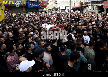 Naplouse, Cisjordanie, Palestine. 23rd octobre 2022. Naplouse, Cisjordanie, Palestine. 23 octobre 2022. Des milliers de boureurs assistent aux funérailles de Tamer al-Kilani, tué dimanche dans une explosion prétendument ciblée dans la vieille ville de Naplouse. Tamer al-Kilani était l'un des dirigeants de la Den du Lion, un groupe armé palestinien récemment établi, centré dans la ville de Naplouse, en Cisjordanie. Crédit : ZUMA Press, Inc./Alay Live News Banque D'Images