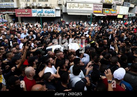 Naplouse, Cisjordanie, Palestine. 23rd octobre 2022. Naplouse, Cisjordanie, Palestine. 23 octobre 2022. Des milliers de boureurs assistent aux funérailles de Tamer al-Kilani, tué dimanche dans une explosion prétendument ciblée dans la vieille ville de Naplouse. Tamer al-Kilani était l'un des dirigeants de la Den du Lion, un groupe armé palestinien récemment établi, centré dans la ville de Naplouse, en Cisjordanie. Crédit : ZUMA Press, Inc./Alay Live News Banque D'Images