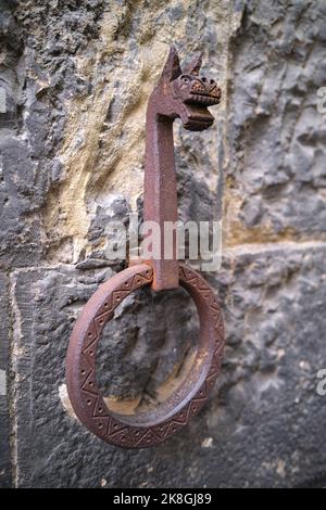 Ancien cheval accrochant la bague à cravate sur les murs d'un ancien bâtiment Santa Croce Florence Italie Banque D'Images