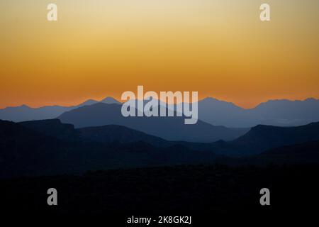 Coucher de soleil sur les montagnes Superstition en Arizona Banque D'Images