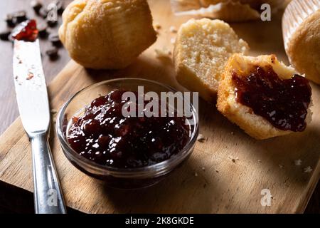 De plus, de délicieux muffins faits maison et de la confiture de framboises sur une table en bois Banque D'Images