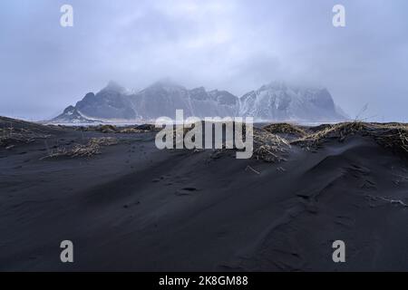 Vue imprenable sur la plage de sable noir Stockness et la montagne Vestahorn en arrière-plan en Islande Banque D'Images