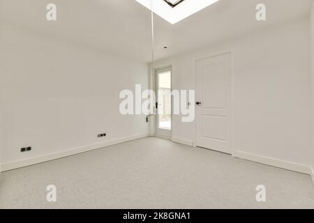 Chambre vide moderne avec une fenêtre sur le toit Banque D'Images