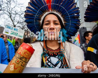 Une femme indigène est vue porter des vêtements et de la peinture indigènes traditionnels sur son visage pendant la marche climatique. Des milliers de personnes se sont rassemblées à la gare de Bruxelles-Nord pour protester contre le manque d'action sur la crise climatique, lors d'une marche sur le climat organisée par la Climate Coalition (une organisation nationale à but non lucratif qui réunit plus de 90 organisations autour du thème de la justice climatique). Avec cette marche, ils exigent de lutter contre la crise énergétique avec une politique énergétique unique entre les régions et l'Etat fédéral qui permet à la Belgique d'atteindre 100% d'énergie renouvelable avant 2050, a Banque D'Images