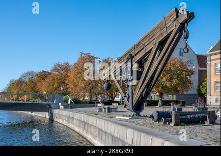 Copie d'une grue historique utilisée pour soulever des canons de Finspång à Saltangen, front de mer de Norrköping, le long de la rivière Motala à Norrkoping. Banque D'Images