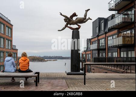 Art public à Nacka, Stockholm. 'Angel over Nacka sten' bronze par Peter Linde visible d'Augustendalsvägen. Banque D'Images