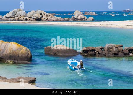 Plounéour-Brignogan-plages, Bretagne, France - 15 juin 2015 : Homme sur son bateau à la plage rocheuse de la côte du Kerlouan Banque D'Images