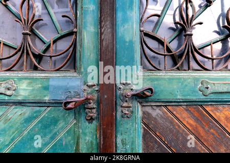 Ancienne porte en bois avec poignées de porte Banque D'Images