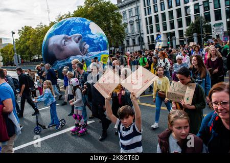 Une grosse balle sur la Terre de Greenpeace est placée le long de la route pendant la manifestation sur le changement climatique en mars. Des milliers de personnes se sont rassemblées à la gare de Bruxelles-Nord pour protester contre le manque d'action sur la crise climatique, lors d'une marche sur le climat organisée par la Climate Coalition (une organisation nationale à but non lucratif qui réunit plus de 90 organisations autour du thème de la justice climatique). Avec cette marche, ils exigent de lutter contre la crise énergétique avec une politique énergétique unique entre les régions et l'Etat fédéral qui permet à la Belgique d'atteindre 100% d'énergie renouvelable avant 2050, et t Banque D'Images