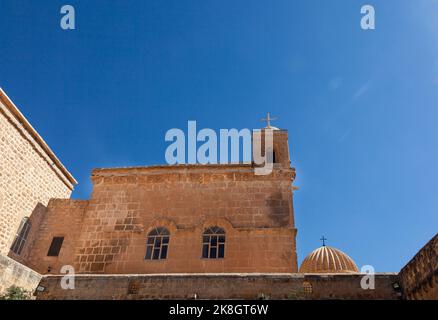 Deyrulzafaran Syriac ou appelé Monastère Mor Hananyo. Vue depuis le dessous de la cour intérieure. Mardin, Turquie. Banque D'Images