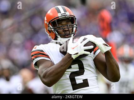 Baltimore, États-Unis. 23rd octobre 2022. Amari Cooper (2), grand récepteur des Cleveland Browns, fait une réception contre les Ravens de Baltimore qui est annulée pour les interférences de passes offensives pendant la seconde moitié au stade M&T Bank à Baltimore, Maryland, le dimanche, 23 octobre 2022. Baltimore a gagné 23-20. Photo de David Tulis/UPI crédit: UPI/Alay Live News Banque D'Images