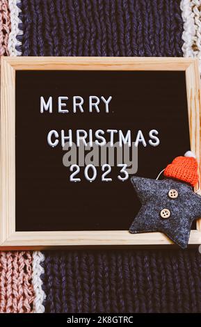 Lettrage joyeux Noël sur le tableau de lettres. . le nouveau contexte minimaliste de l'année 2023 Banque D'Images