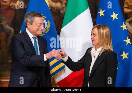 Rome, Italie. 23rd octobre 2022. Le nouveau Premier ministre italien Giorgia Meloni reçoit une petite cloche d'argent de l'ancien Premier ministre Mario Draghi lors de la "cérémonie de la cloche" au Palazzo Chigi à Rome. La "cérémonie de la cloche" représente la passation de pouvoir entre le premier ministre sortant et celui qui dirigera le nouveau gouvernement. Giorgia Meloni est également la première femme à servir de premier ministre en Italie. Crédit : SOPA Images Limited/Alamy Live News Banque D'Images