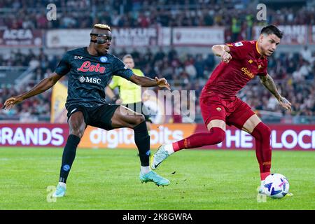 Rome, Italie. 23rd octobre 2022. Roger Ibanez d'AS Roma et Victor Osimhen de SSC Napoli se disputent le ballon lors de la série Un match entre Roma et Napoli au Stadio Olimpico, Rome, Italie, le 23 octobre 2022. Credit: Giuseppe Maffia/Alay Live News Banque D'Images