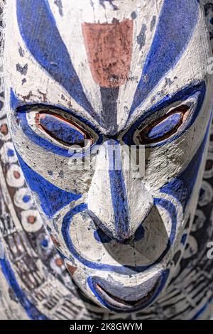 Masque tribal isolé très détaillé et élaboré de tribus africaines anciennes. Banque D'Images