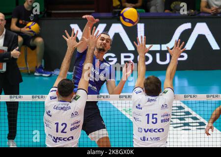 Modène, Italie. 23rd octobre 2022. Jean Patry (Allianz Milano) pendant Leo Shoes Modène vs Allianz Milano, Volleyball Italien série A Men SuperLeague Championship à Modène, Italie, 23 octobre 2022 Credit: Independent photo Agency/Alay Live News Banque D'Images