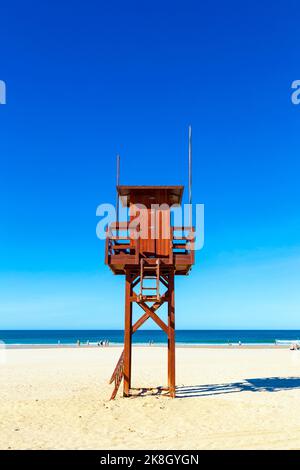 Tour de secouriste en bois rouge à Playa de la Barrosa, Cadix, Espagne Banque D'Images