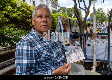 artiste de rue âgé, latino brun, peinture des images sur la rue, mexique amérique latine guadalajara Banque D'Images