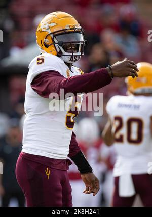 22 octobre 2022 Palo Alto, CA États-Unis quart de dos du Sun Devil de l'État de l'Arizona Emory Jones (5) s'oriente vers ses récepteurs de fil pendant le match de football de la NCAA entre les Sun Devils de l'État de l'Arizona et le Cardinal de Stanford. Stanford a battu l'Arizona State 15-14 au stade Stanford Palo Alto, CA Thurman James/CSM Banque D'Images