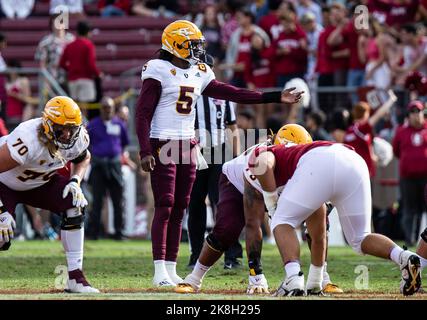 22 octobre 2022 Palo Alto, CA États-Unis quart de dos du Sun Devil de l'État de l'Arizona Emory Jones (5) s'oriente vers ses récepteurs de fil pendant le match de football de la NCAA entre les Sun Devils de l'État de l'Arizona et le Cardinal de Stanford. Stanford a battu l'Arizona State 15-14 au stade Stanford Palo Alto, CA Thurman James/CSM Banque D'Images