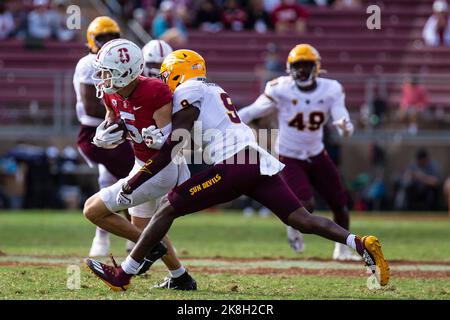 22 octobre 2022 Palo Alto, CA États-Unis John Humphreys (5), grand receveur de Stanford, tente de se séparer d'un match lors du match de football de la NCAA entre les Sun Devils de l'État d'Arizona et le Cardinal de Stanford. Stanford a battu l'Arizona State 15-14 au stade Stanford Palo Alto, CA Thurman James/CSM Banque D'Images