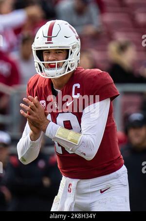 22 octobre 2022 Palo Alto, CA États-Unis le quarterback de Stanford Tanner McKee (18) commence le jeu offensant pendant le match de football de la NCAA entre les Sun Devils de l'État d'Arizona et le Cardinal de Stanford. Stanford a battu l'Arizona State 15-14 au stade Stanford Palo Alto, CA Thurman James/CSM Banque D'Images