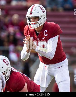 22 octobre 2022 Palo Alto, CA États-Unis le quarterback de Stanford Tanner McKee (18) commence le jeu offensant pendant le match de football de la NCAA entre les Sun Devils de l'État d'Arizona et le Cardinal de Stanford. Stanford a battu l'Arizona State 15-14 au stade Stanford Palo Alto, CA Thurman James/CSM Banque D'Images