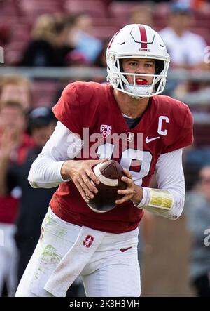 22 octobre 2022 Palo Alto, CA États-Unis le quarterback de Stanford Tanner McKee (18) cherche un terrain de réception ouvert pendant le match de football de la NCAA entre les Sun Devils de l'État d'Arizona et le Cardinal de Stanford. Stanford a battu l'Arizona State 15-14 au stade Stanford Palo Alto, CA Thurman James/CSM Banque D'Images