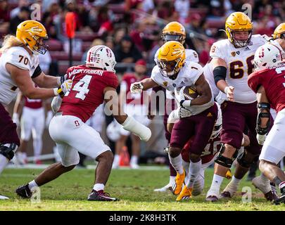 22 octobre 2022 Palo Alto, CA États-Unis Arizona Sun Devil courant de retour Xazavian Valladay(1) combat pour une première descente pendant le match de football NCAA entre les Sun Devils de l'État d'Arizona et le Cardinal de Stanford. Stanford a battu l'Arizona State 15-14 au stade Stanford Palo Alto, CA Thurman James/CSM Banque D'Images