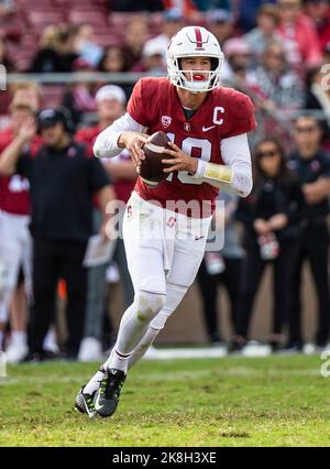 22 octobre 2022 Palo Alto, CA États-Unis le quarterback de Stanford Tanner McKee (18) cherche un récepteur ouvert pour une première descente pendant le match de football NCAA entre les Sun Devils de l'État d'Arizona et le Cardinal de Stanford. Stanford a battu l'Arizona State 15-14 au stade Stanford Palo Alto, CA Thurman James/CSM Banque D'Images