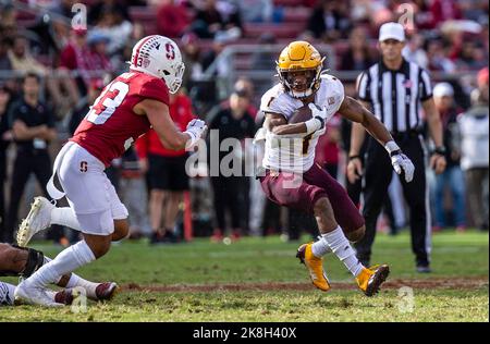 22 octobre 2022 Palo Alto, CA États-Unis Arizona Sun Devil courant de retour Xazavian Valladay(1) tente d'éviter d'être attaqué pendant le match de football NCAA entre les Sun Devils de l'État d'Arizona et le Cardinal de Stanford. Stanford a battu l'Arizona State 15-14 au stade Stanford Palo Alto, CA Thurman James/CSM Banque D'Images