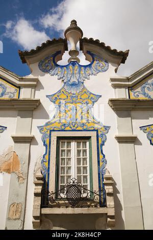 Vue partielle d'un bâtiment décoré avec des carreaux de céramique azulejos, Cascais, Portugal. Banque D'Images