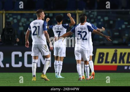 Bergame, Italie. 23rd octobre 2022. Felipe Anderson de SS Lazio fête avec ses coéquipiers après avoir obtenu 2-0 points de tête pour le match de la série A au Gewiss Stadium de Bergame. Crédit photo à lire: Jonathan Moscrop/Sportimage crédit: Sportimage/Alay Live News Banque D'Images